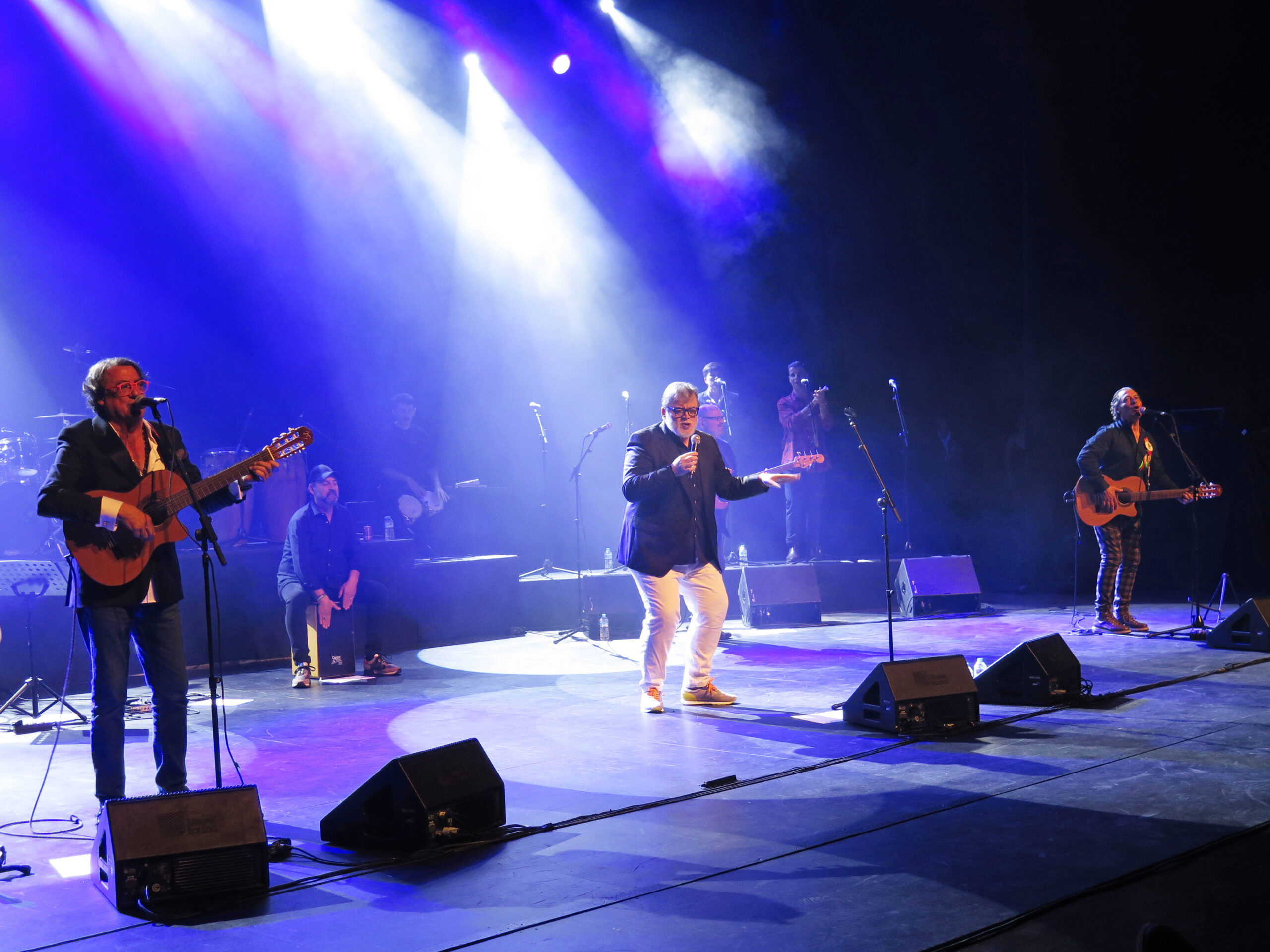 Los Alpresa cantando y tocando juntos en el escenario