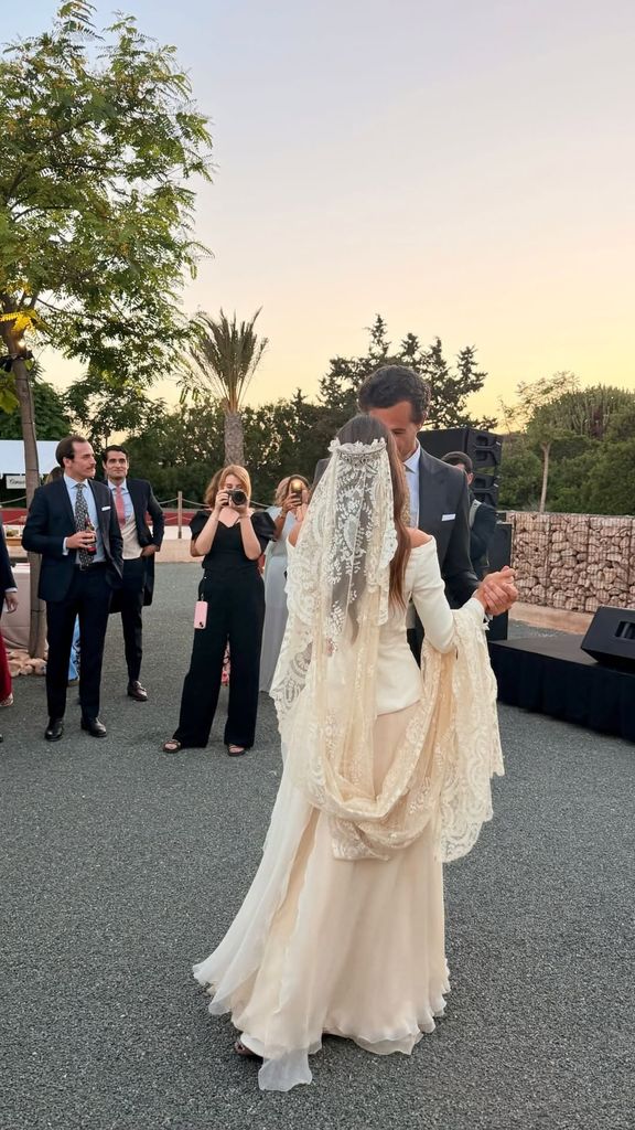 El baile de los novios durante el cóctel