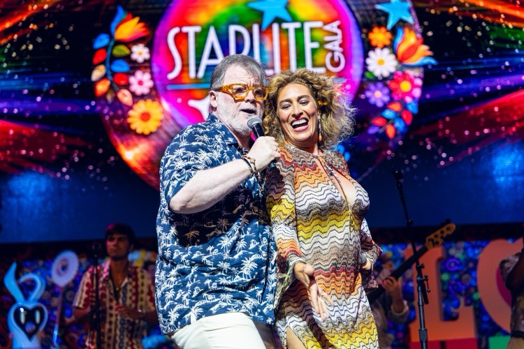 Sonrisas y música en directo en el escenario de la Gala Starlite