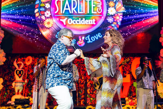 Dos artistas comparten un momento de la actuación en la Gala Starlite