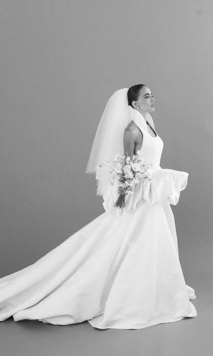 Natichu Alcántara de perfil con su vestido de novia, en blanco y negro