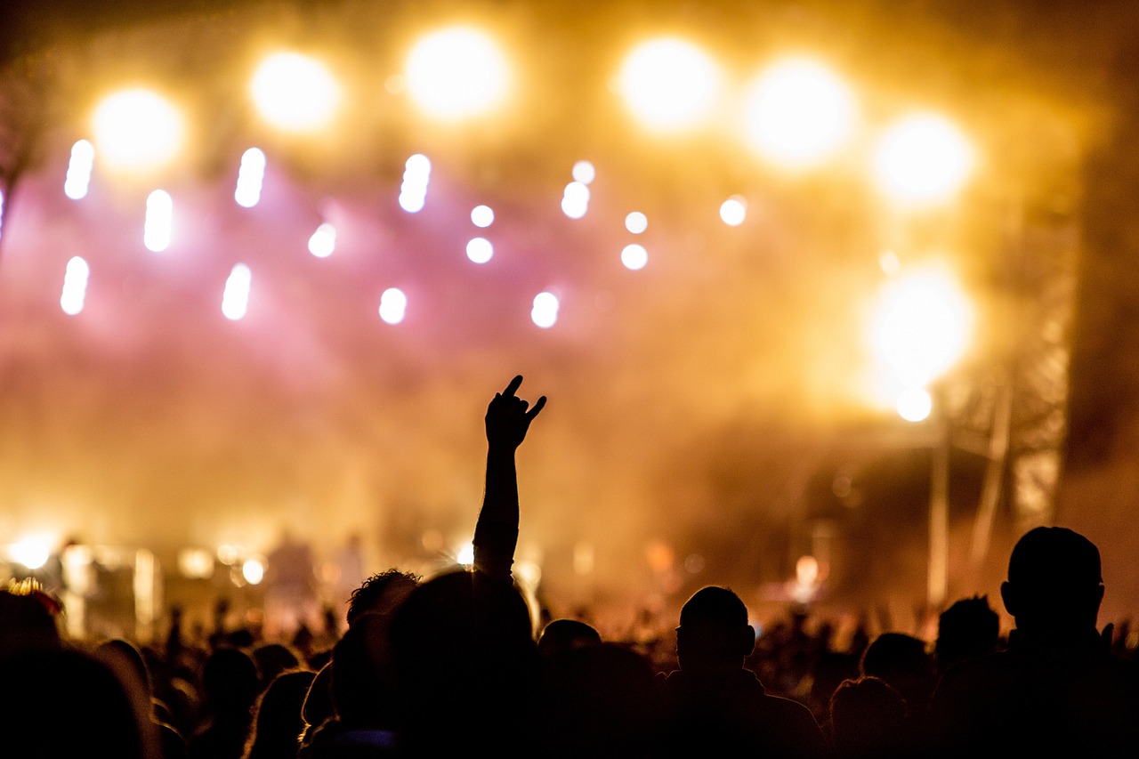 Cómo coordinar discursos y actuaciones en una celebración para un evento exitoso