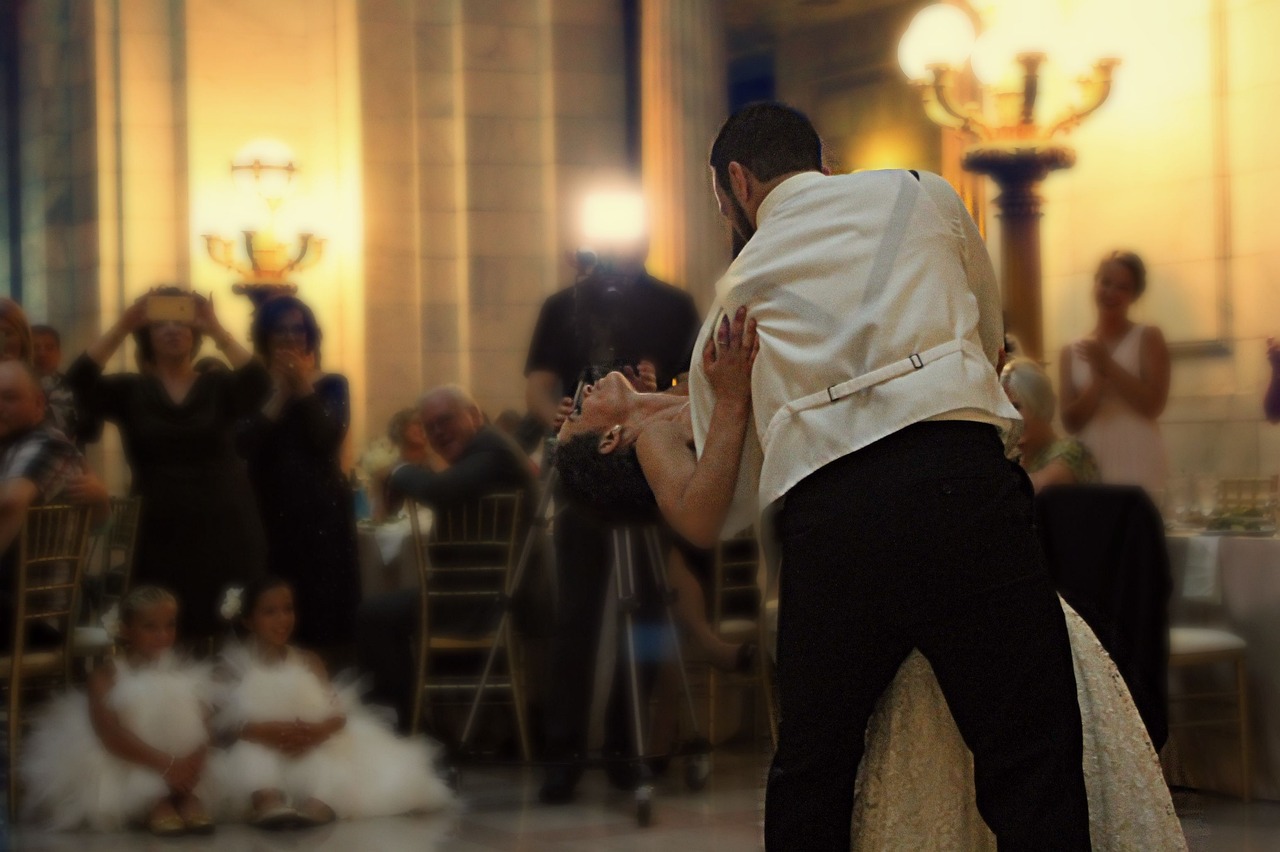 Primer baile de los novios ante los invitados