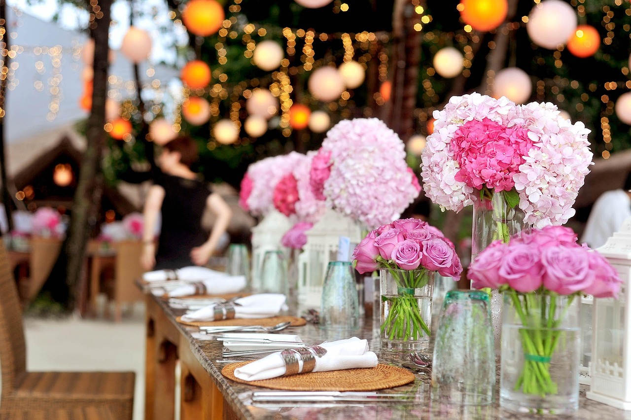 Mesa de banquete de boda decorada con flores