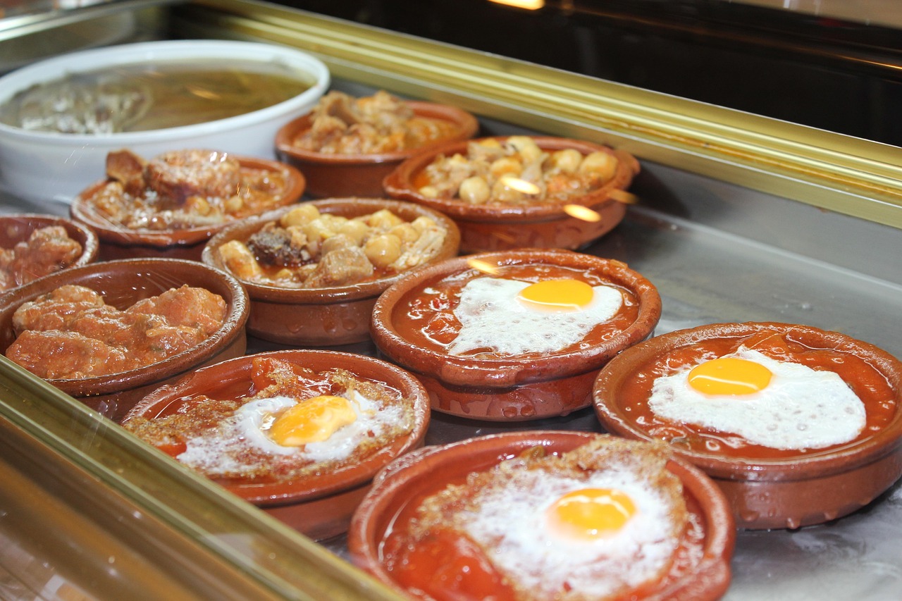 Tapas españolas en cazuelas de barro