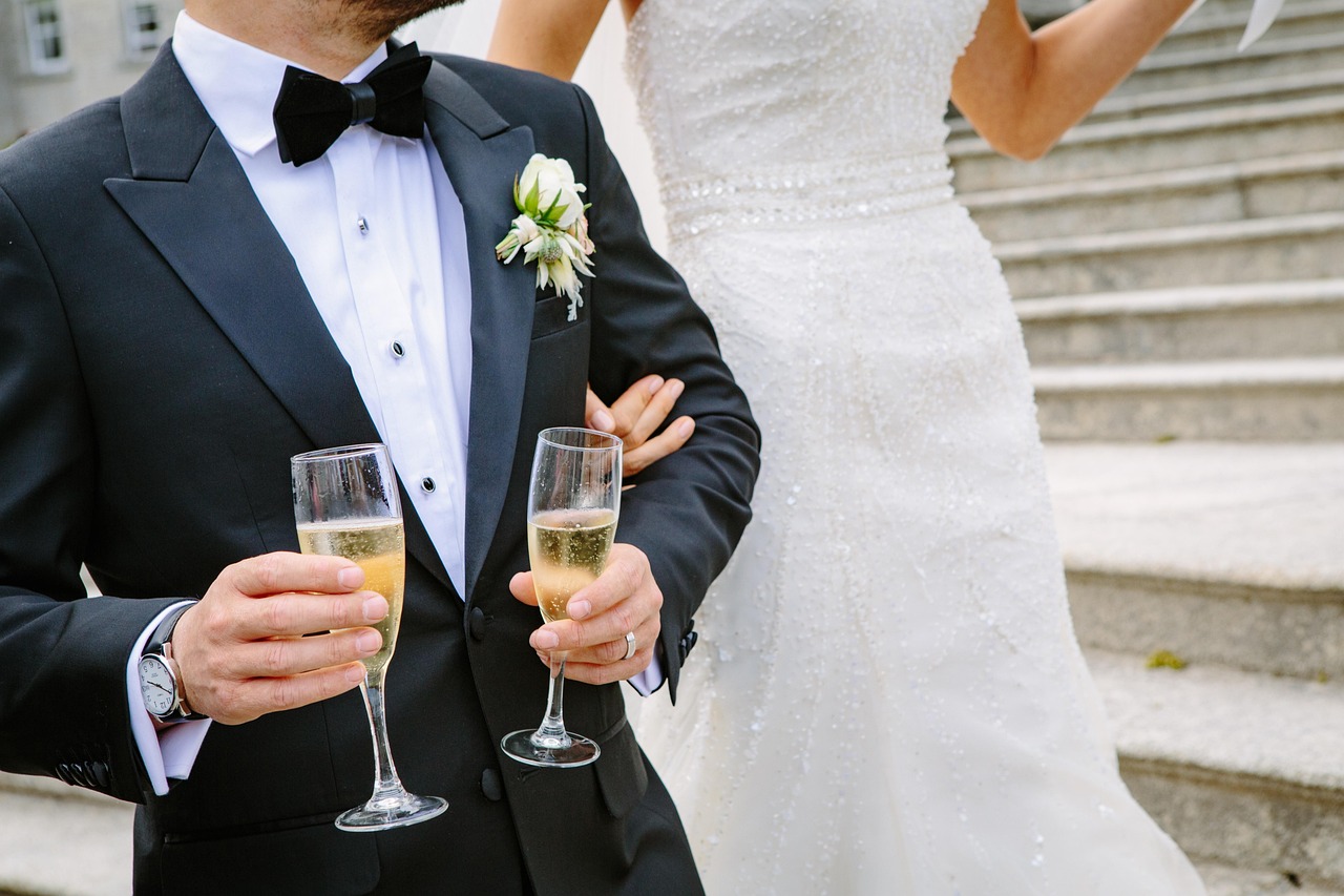Brindis de los novios con champán el día de la boda