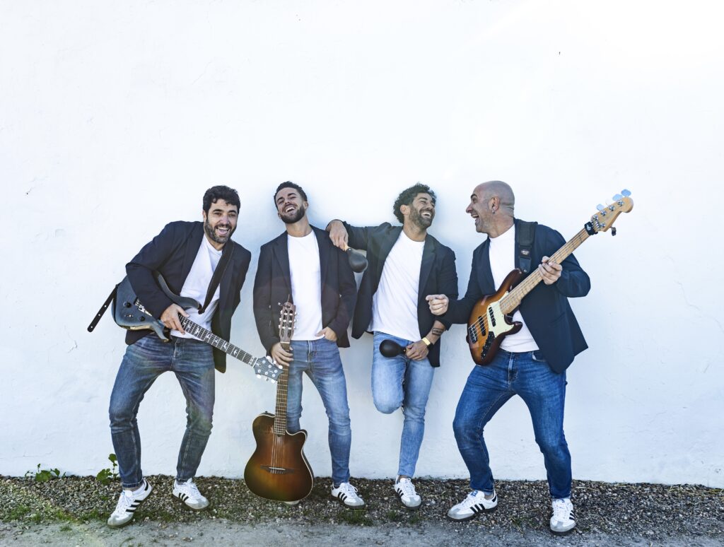 Los Bomberay saltando con sus guitarras